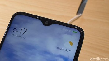 Penampakan bagian depannya dengan notch. Kamera depan 20MP sudah ditanamkan teknologi AI, sehingga pengguna bisa merekam ekspresi wajah yang terbaik melalui foto-foto selfie yang mendetail, mampu melakukan scene detection, dan face unlock.Foto: Adi Fida Rahman/detikinet
