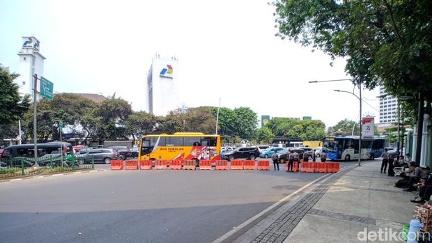 Lalin di persimpangan Jalan Medan Merdeka Timur-Jalan Medan Merdeka Utara.