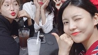Meski punya jadwal yang cukup sibuk, tapi Chungha tetap menyediakan waktunya untuk nongkrong dan makan bareng teman-temannya. Foto: Instagram @chungha_official