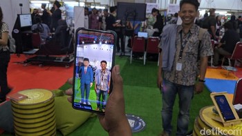 Mau foto bersama BJ Habibie dan Ilham Habibie? Bisa. (Foto: detikINET/Agus Tri Haryanto)