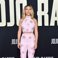 Pakaian pilihan Scarlett Johansson itu terdiri dari crop-top bergaya halter neck yang dihiasi detail embellishment floral yang unik dan celana senada. (Foto: Amy Sussman/Getty Images)