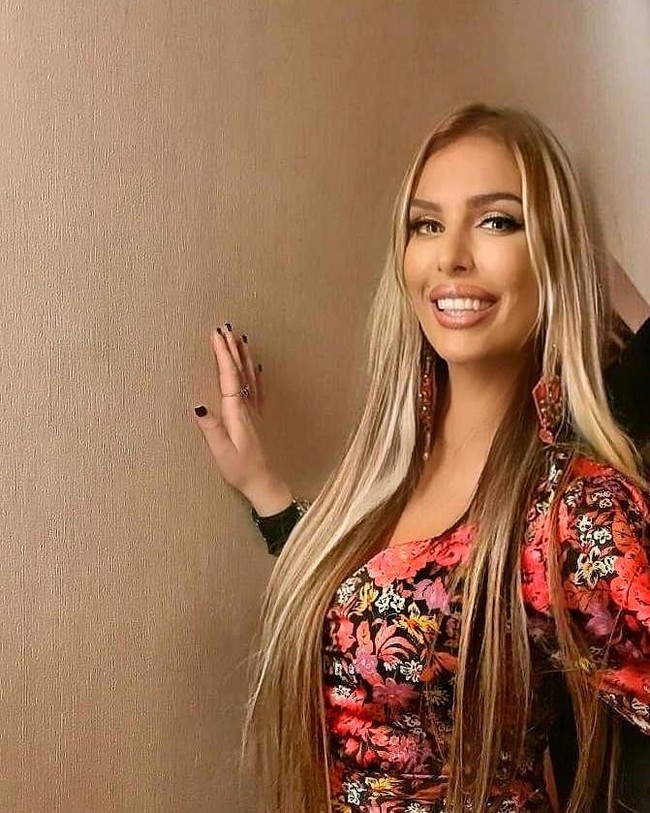 Wanita asal Kroasia ini mengumumkan bahwa dirinya akan mengirim foto-foto kepada penggemar seharga 350 HRK atau sekitar Rp 833 ribu. Foto: Instagram