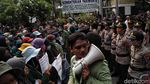 Pelukan Massa Mahasiswa dan Polwan Tutup Aksi Tagih Perppu KPK