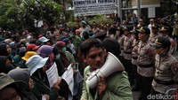 koordinator lapangan aksi sekaligus Ketua BEM UNJ, Muhammad Abdul Basit (Abbas) mengatakan aksi hari ini tidak ada kaitan dengan pelantikan Jokowi pada 20 Oktober nanti. Namun dia menilai Jokowi gagal memenuhi janji kampanyenya jika hingga pelantikan nanti tetap tidak menerbitkan Perppu KPK.