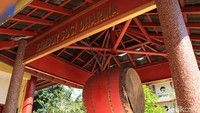 Sedangkan di sisi kanan terdapat tambur suci dharma yang menjadi rekannya. Tak jauh dari tambur, duduk sebuah patung Buddha berwarna emas yang ikonik (Randy/detikcom)  
