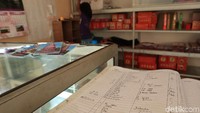 Pengunjung pun diwajibkan melakukan registrasi serta membayar uang retribusi senilai Ro 10 ribu per orang. Bagi pengunjung yang ingin bersembahyang atau yang beragama Buddha, juga bisa membeli dupa di area yang sama (Randy/detikcom)