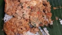 Disajikan dalam pincuk daun pisang, nasi diberi topping pecel sayuran berkut saus kacang dan diberi letok. Mantap banget. Foto : Instagram @lik_mar71