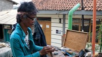 Pria yang akrab disapa Abah Giri ini telah menekuni pekerjaan sebagai perajin seni ukir sejak tahun 90-an.