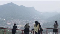 Meski sedang berasap, tapi itu tidak menyurutkan wisatawan untuk menikmati kawasan wisata Puncak Cemara di Sawahlunto. Wisatawan tetap datang ke spot wisata ini dan berfoto-foto di lokasi. (Jeka Kampai/detikcom)