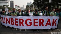 Massa tampak hanya membentangkan satu spanduk. Spanduk itu bertuliskan Bergerak.