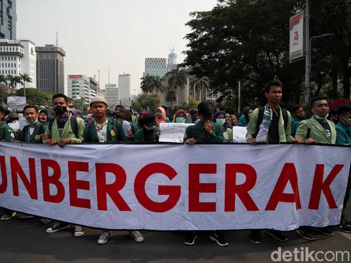 Massa BEM SI menggelar demo di kawasan Patung Kuda, Jakarta Pusat. Massa membentangkan spanduk Bergerak.