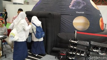 Di sini kalian juga merasakan layaknya di luar angkasa dengan keberadaan mini planetarium. (Foto: detikINET/Agus Tri Haryanto)