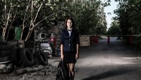 Remaja asal Ukraina berusaha 14 tahun bernama Diana sedang berdiri di garis kontak. sebuah wilayah yang membagi pemerintah dan non-pemerintah. Diana harus melapor ke pos pemeriksaan untuk sekolah. Untuk anak-anak seperti Diana yang tinggal di dekat zona konflik, ancaman tertembak peluru nyasar membayangi setiap perjalanan pulang pergi sekolah setiap hari. Tetapi itu tidak menghentikan semangat Diana untuk tetap sekolah dan cita-cintanya menjadi guru. Istimewa/UNICEF/Morris VII Photo.