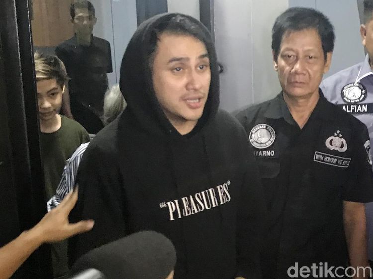 Penampakan Perdana Vicky Nitinegoro saat Tinggalkan Polda
