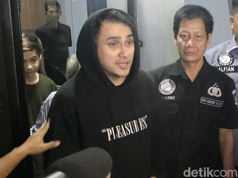 Vicky Nitinegoro Jadi Saksi Kasus Narkoba Setelah Bebas (Lagi) Vicky Nitinegoro Jadi Saksi Kasus Narkoba Setelah Bebas (Lagi)