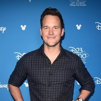 Aktor Hollywood sesekali memakai dua jam tangan sekaligus. Seperti Ilham Habibie, jam milik bintang Avengers ini terdiri analog dan digital. (Foto: Getty Images)