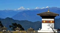 Kata-kata peringatan keselamatan ini sengaja dicocokkan dengan area tersebut. Ketika kamu berada di daerah pegunungan, tanda yang muncul adalah Mountains are pleasure only if you drive with leisure. (Chris Dwyer/BBC)