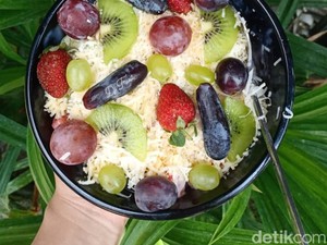 Cuaca Panas Terik, Omzet Salad Buah Melonjak Naik