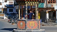 Mungkin kamu bertanya-tanya, mengapa tanda keselamatan ini begitu banyak tersebar di jalan-jalan Bhutan? Jawabannya sangat sederhana, Bhutan tidak memiliki rambu-rambu lalu lintas seperti lampu merah. (Chris Dwyer/BBC)