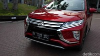 Lampu depannya pun pintar, sudah menyala otomatis dan bisa mengurangi intensitasnya kalau ada lawan mobil lain di depan. Rain sensornya membantu kita tak perlu lagi mencari tuas wiper. Remnya pun sudah pakai autohold, jadi tak perlu menginjak pedal rem, mobil sudah otomatis tertahan.