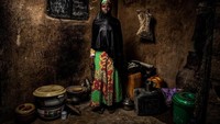 Selanjutnya ada Bintu yang tingaal di kota Banki di timur laut Nigeria. Konflik empat tahun lalu menghancurkan seluruh infrastruktur di Banki termasuk sekolah. Bintu mengatakan sekolah mereka dibakar dan anak-anak berlarian katakutan. Namun, setahun yang lalu Bintu mendapat kesempatan untuk kembali bersekolah. Saat kembali ke Banki pascakonflik, gedung sekolah kembali dibangun. Istimewa/UNICEF/Kokic.