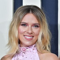 Riasan wajah yang merona berikut rambut pendek yang dibiarkan tergerai semakin menyempurnakan gaya aktris yang belum lama ini bertunangan dengan aktor Colin Jost. (Foto: Amy Sussman/Getty Images)