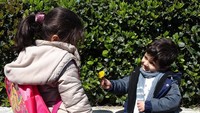 Yasmin juga memotret seorang anak laki-laki yang menawarkan bunga kepada seorang gadis di Istanbul untuk menggambarkan persahabatan. Istimewa/UNICEF/Maari.