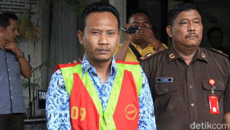 Kejari Tahan Bendahara KPU Lamongan Tersangka Korupsi Dana Hibah Pilkada Kejari Tahan Bendahara KPU Lamongan Tersangka Korupsi Dana Hibah Pilkada