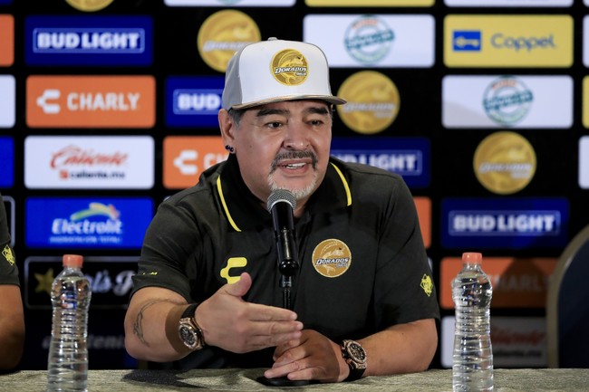 Seperti putra mendiang Presiden B.J.Habibie, Ilham Habibie, pesepakbola legendaris Diego Maradono juga suka memakai dua jam tangan sekaligus. Menariknya, kedua jam tangan tersebut selalu bermodel sama. Bukan untuk gaya-gayaan, tapi Maradona punya alasan tersendiri. Dilansir dari Metro, arloji pertama diatur waktunya sesuai dengan jam di Argentina, negara asalnya, agar Maradona teringat di rumah. Sementara jam lain mengacu pada zona waktu negara lain yang sedang dikunjungi Maradona.  (Foto: Getty Images)