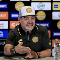 Seperti putra mendiang Presiden B.J.Habibie, Ilham Habibie, pesepakbola legendaris Diego Maradono juga suka memakai dua jam tangan sekaligus. Menariknya, kedua jam tangan tersebut selalu bermodel sama. Bukan untuk gaya-gayaan, tapi Maradona punya alasan tersendiri. Dilansir dari Metro, arloji pertama diatur waktunya sesuai dengan jam di Argentina, negara asalnya, agar Maradona teringat di rumah. Sementara jam lain mengacu pada zona waktu negara lain yang sedang dikunjungi Maradona.  (Foto: Getty Images)