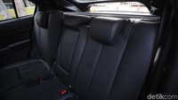 Joknya sudah dilapisi kulit semua dari depan sampai ke belakang. Jok belakang juga bisa dilipat dengan headroom dan legroom yang cukup luas.