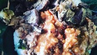 Letoknya pakai babat hitam yang empuk gurih. Disuap bareang pecel sayuran dan nasi, aduh enak banget! Foto : Instagram @veryverdian88