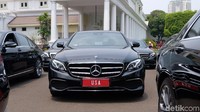 Sedangkan untuk E 300, sistem hiburan berupa, Android Auto, Apple Carplay, Comand Online, Sound sistem Burnmester, Widescreen cockpit, dan wireles charging system sudah tersedia. E 300 punya harga Rp 1,439 miliar (OTR Jakarta).