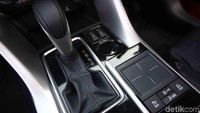 Di konsol tengah mobil dekat tuas transmisi ada touchpad controller untuk mengatur Smartphone-Link Display Audio. Mirip dengan mobil mewah keluaran Jepang milik merek sebelah, tapi dengan pengaturan yang lebih mudah.