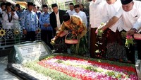 Para pendiri NU tersebut kini berada di ruang universal yang tidak tersekat dengan ruang dan waktu. Karena itu, menurut dia, sebagai penerusnya harus mendoakan tokoh-tokoh NU yang telah berjuang demi tegaknya agama Islam di muka bumi Indonesia tercinta. Foto: dok. PBNU