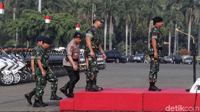 Panglima TNI Marsekal Hadi Tjahjanto bersama Kapolri Jenderal Tito Karnavian menggelar apel di Monas, Jakarta. Apel ini untuk persiapan keamanan jelang pelantikan presiden.