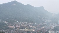Seperti bisa traveler lihat di kawasan wisata Puncak Cemara. Asap menyelimuti Kota Sawahlunto. (Jeka Kampai/detikcom)