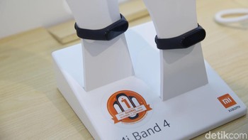 Mi Band 4 hadir dengan layar sentuh berukuran 0,95 inch dengan resolusi 240 x 120 pixel. Foto: Grandyos Zafna/detikcom