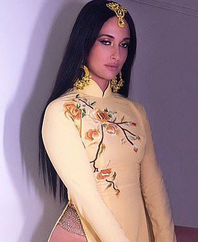 Penyanyi country Kacey Musgraves menuai kontroversi setelah menggunakan baju tradisional Vietnam saat konsernya di Texas minggu lalu. Kacey menggunakan baju tradisional yang seharusnya two-piece, namun ia hanya menggunakan atasannya saja tanpa celana.  Foto: Instagram