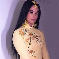 Penyanyi country Kacey Musgraves menuai kontroversi setelah menggunakan baju tradisional Vietnam saat konsernya di Texas minggu lalu. Kacey menggunakan baju tradisional yang seharusnya two-piece, namun ia hanya menggunakan atasannya saja tanpa celana.  Foto: Instagram