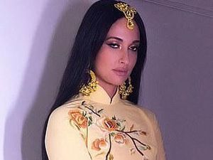 Gaya Seksi Penyanyi yang Dihujat karena Pakai Baju Vietnam Tanpa Celana