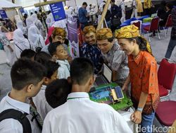 Serunya Jajal Pesawat R80 dan Selfie Bareng BJ Habibie