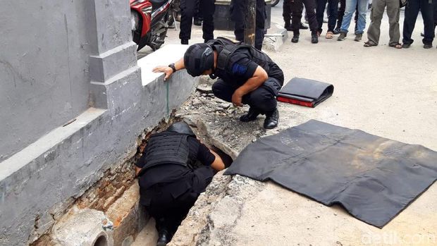 Puluhan peluru ditemukan berserakan dalam selokan Jalan KH Ahmad Dahlan, Kota Yogyakarta.