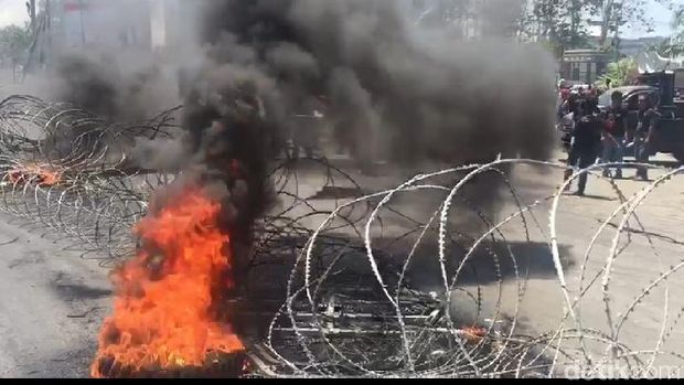 Kasus Tewas 2 Mahasiswa Belum Terungkap, Massa Geruduk Mapolda Sultra