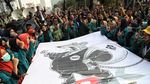 Pelukan Massa Mahasiswa dan Polwan Tutup Aksi Tagih Perppu KPK