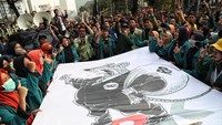 Dalam aksi tersebut massa mendesak Presiden Joko Widodo (Jokowi) mengeluarkan Perppu KPK.