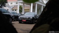 Mercedes-Benz S 450 L disiapkan untuk kepala negara sahabat. Mercedes-Benz S 450 L memang tergolong mobil mewah yang masuk dalam jajaran S-Class.
