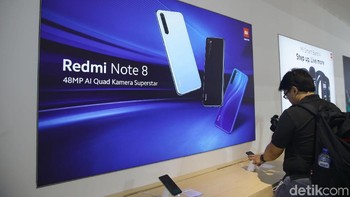 Pengunjung mencoba Redmi Note 8. Foto: Grandyos Zafna/detikcom
