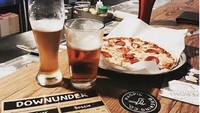 Pizza dan minuman ini jadi makanan Kim saat meramaikan momen pergantian tahun. Ia dan teman-temannya menunggu tahun baru sambil ngemil pizza bertopping pepperoni. Foto: instagram @jaehan9192