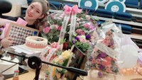 Punya banyak penggemar, Chungha kompak berduet dengan Rich Brian dalam lagu terbaru mereka. Ini salah satu kue dan makanan dari para penggemarnya. Foto: Instagram @chungha_official